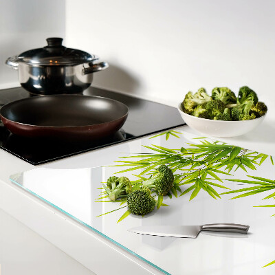 Tabla de cortar Hojas de bambú contra el fondo de la ventana.