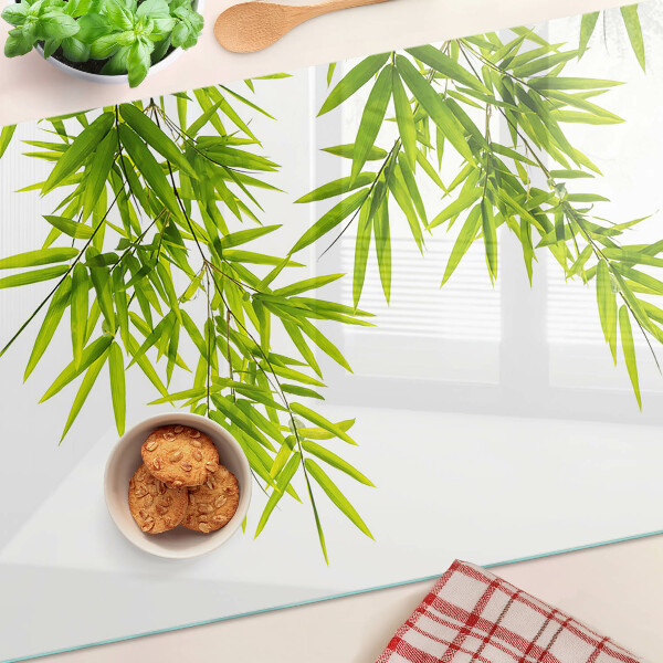 Tabla de cortar Hojas de bambú contra el fondo de la ventana.