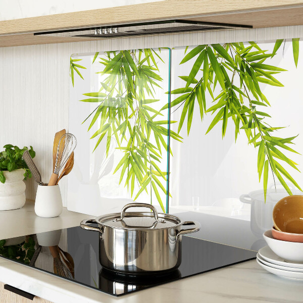 Tabla de cortar Hojas de bambú contra el fondo de la ventana.