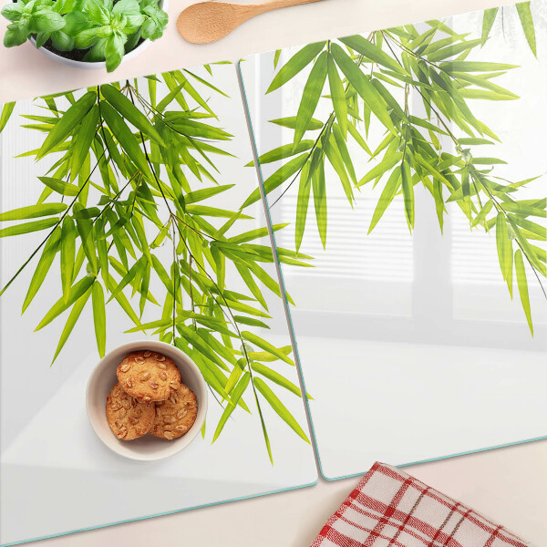 Tabla de cortar Hojas de bambú contra el fondo de la ventana.