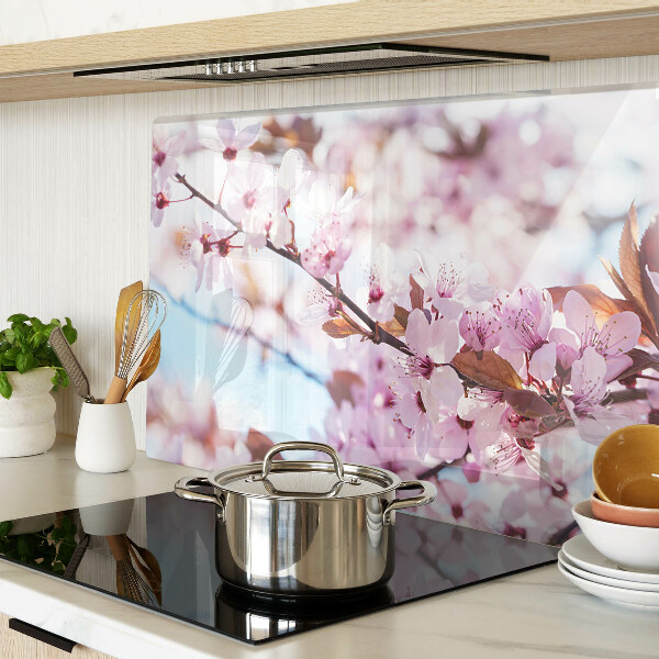Tabla de cortar de cristal Flores de cerezo sobre un fondo azul