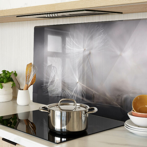 Szklana deska kuchenna Puszyste dmuchawce na tle okna