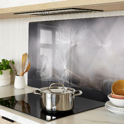 Tabla de cocina Dientes de león esponjosos contra el fondo de la ventana