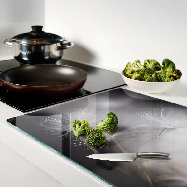 Tabla de cocina Dientes de león esponjosos contra el fondo de la ventana