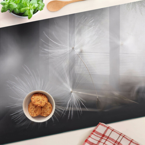 Szklana deska kuchenna Puszyste dmuchawce na tle okna