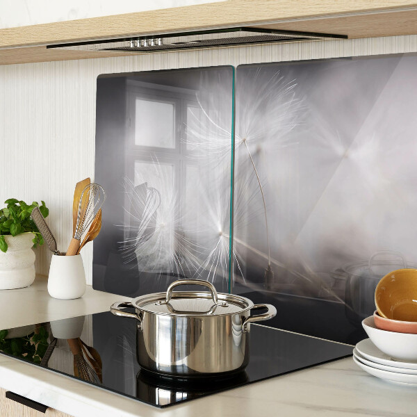 Tabla de cocina Dientes de león esponjosos contra el fondo de la ventana