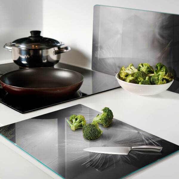 Tabla de cocina Dientes de león esponjosos contra el fondo de la ventana