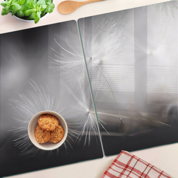 Tabla de cocina Dientes de león esponjosos contra el fondo de la ventana