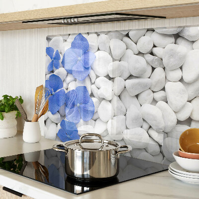 Tabla de cocina Flores azules sobre piedras blancas
