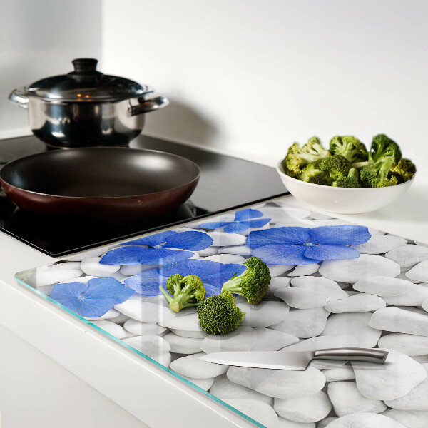 Deska kuchenna szklana Niebieskie kwiaty na białych kamieniach