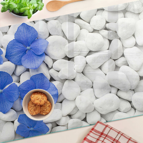 Tabla de cocina Flores azules sobre piedras blancas