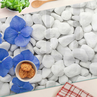 Tabla de cocina Flores azules sobre piedras blancas