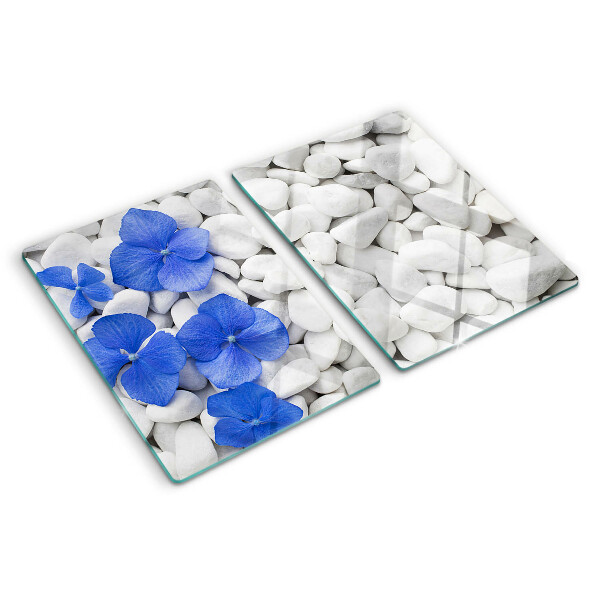 Tabla de cocina Flores azules sobre piedras blancas