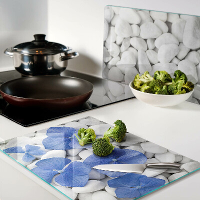 Tabla de cocina Flores azules sobre piedras blancas