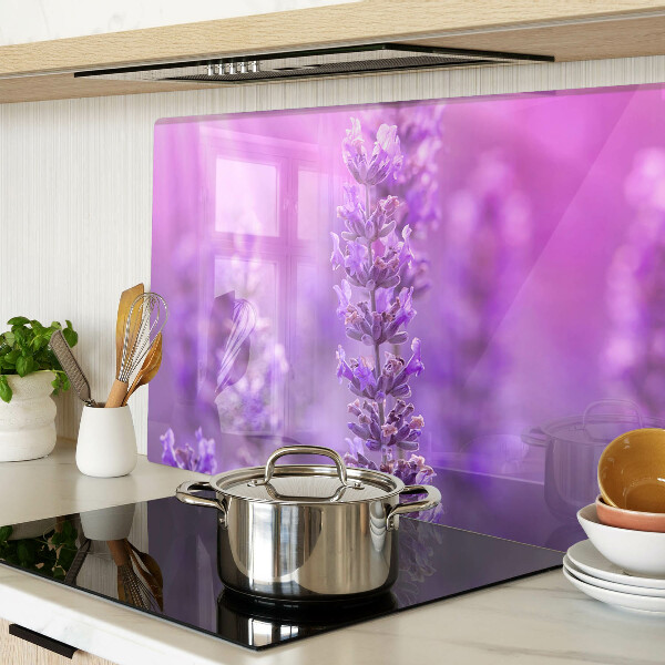 Tabla de cortar de cristal Flores de lavanda sobre un fondo morado.