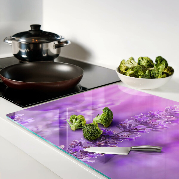 Tabla de cortar de cristal Flores de lavanda sobre un fondo morado.