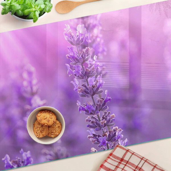 Tabla de cortar de cristal Flores de lavanda sobre un fondo morado.