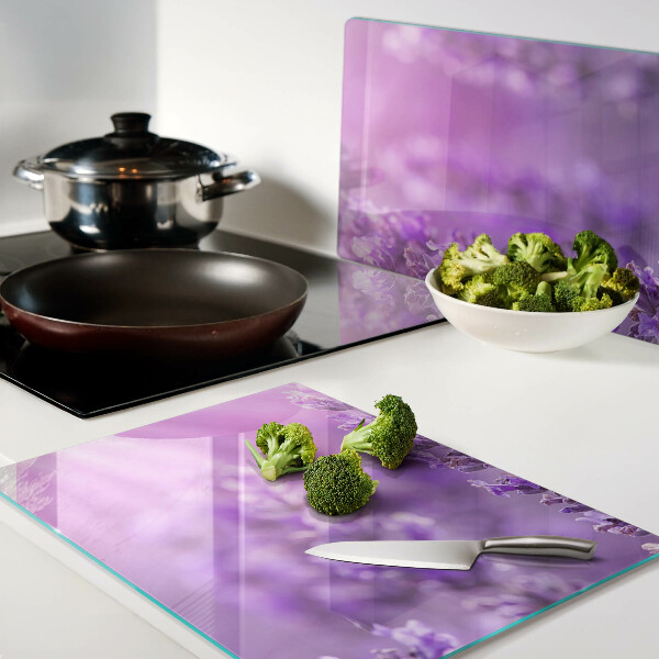 Tabla de cortar de cristal Flores de lavanda sobre un fondo morado.