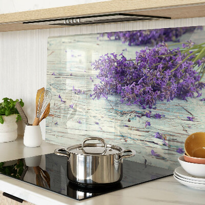 Tabla de cortar Lavanda sobre un fondo de madera