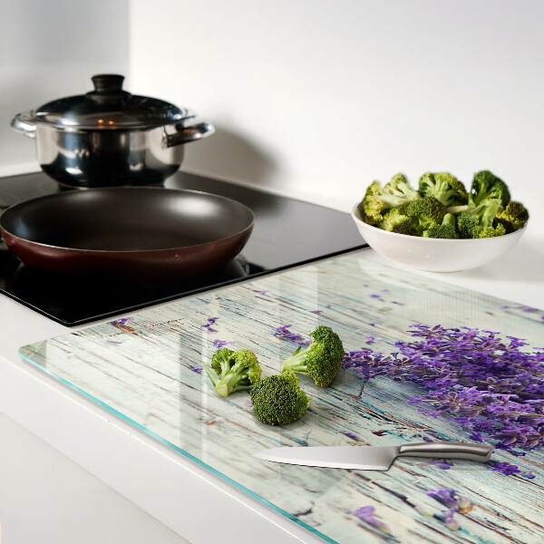 Tabla de cortar Lavanda sobre un fondo de madera