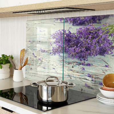 Tabla de cortar Lavanda sobre un fondo de madera