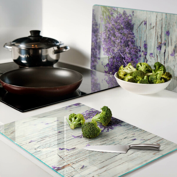 Tabla de cortar Lavanda sobre un fondo de madera