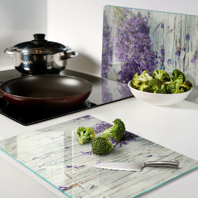 Tabla de cortar Lavanda sobre un fondo de madera