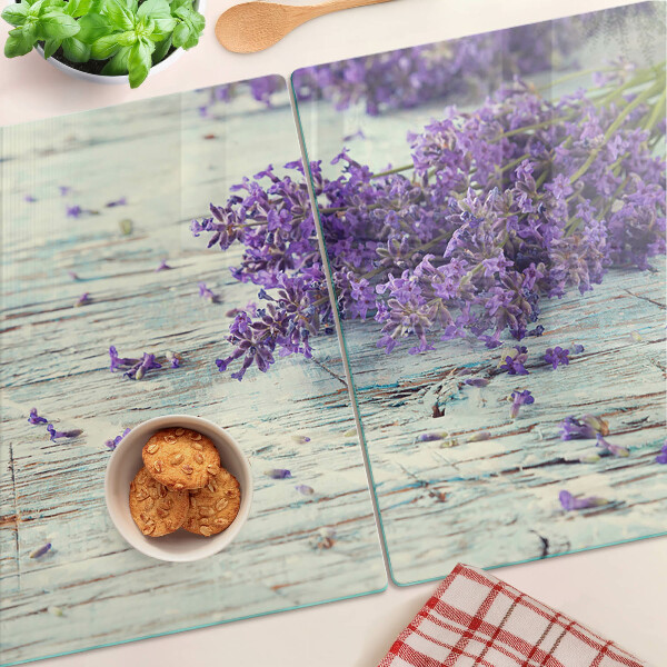 Tabla de cortar Lavanda sobre un fondo de madera