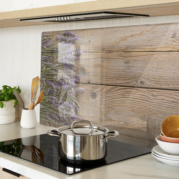 Tabla de cocina Lavanda sobre un fondo de madera