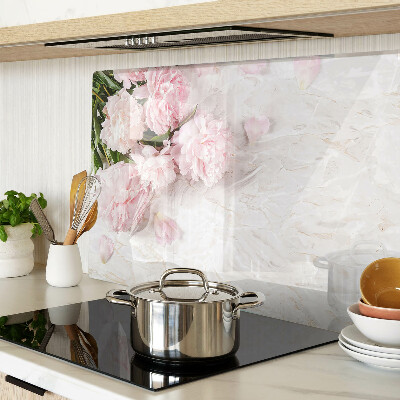 Tabla para cortar Flores de peonía sobre un fondo de mármol.