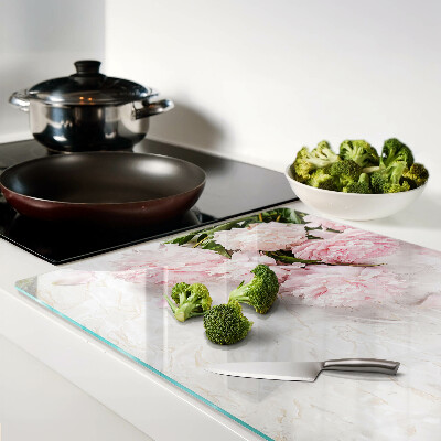 Tabla para cortar Flores de peonía sobre un fondo de mármol.