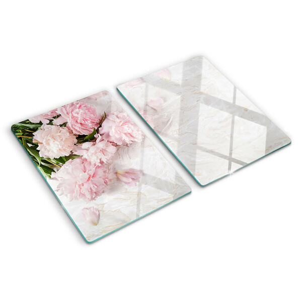 Tabla para cortar Flores de peonía sobre un fondo de mármol.