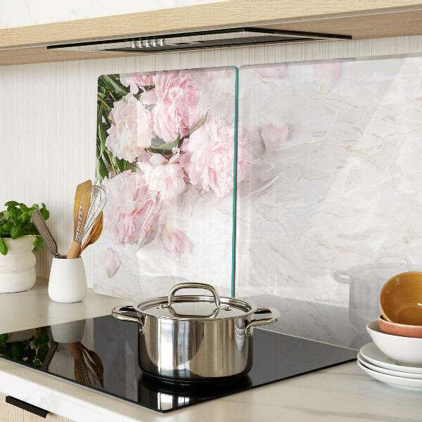 Tabla para cortar Flores de peonía sobre un fondo de mármol.