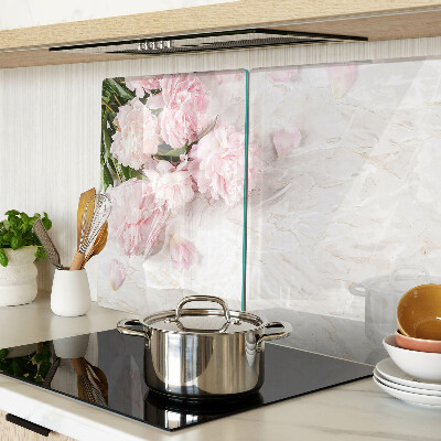 Tabla para cortar Flores de peonía sobre un fondo de mármol.