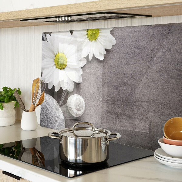 Tabla de cortar Flores y piedras al fondo.