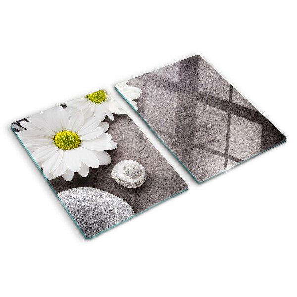 Tabla de cortar Flores y piedras al fondo.