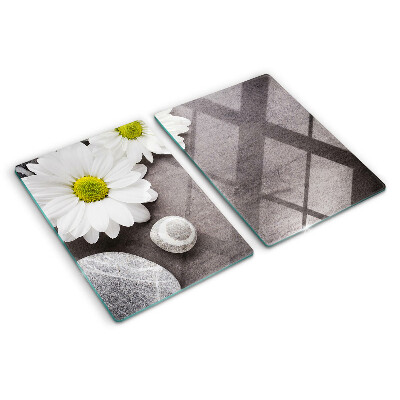 Tabla de cortar Flores y piedras al fondo.