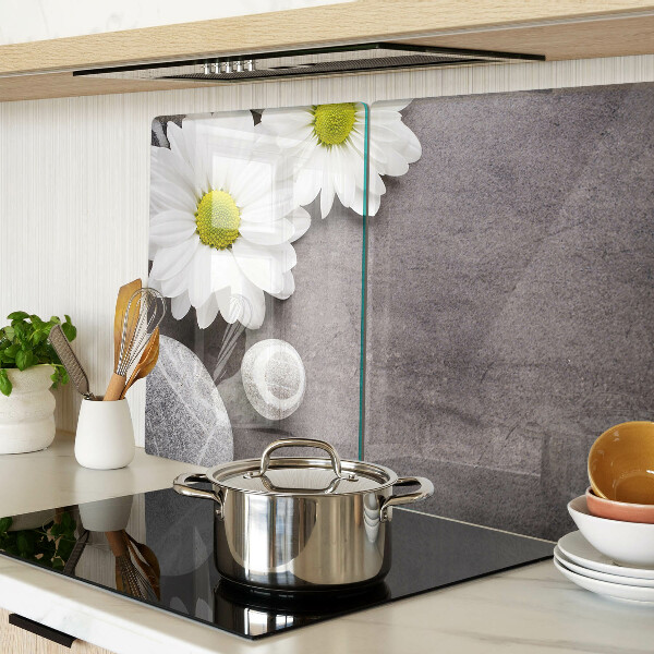 Tabla de cortar Flores y piedras al fondo.