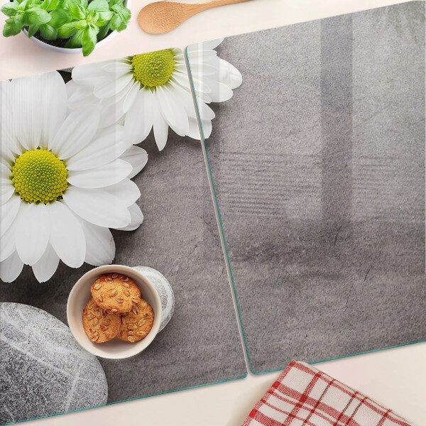 Tabla de cortar Flores y piedras al fondo.