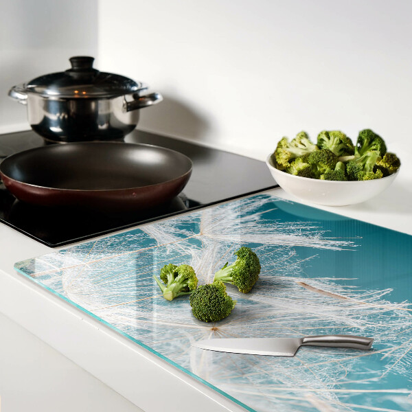 Tabla de cocina Dientes de león sobre un fondo azul