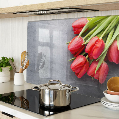 Tabla para cortar Tulipanes sobre un fondo gris