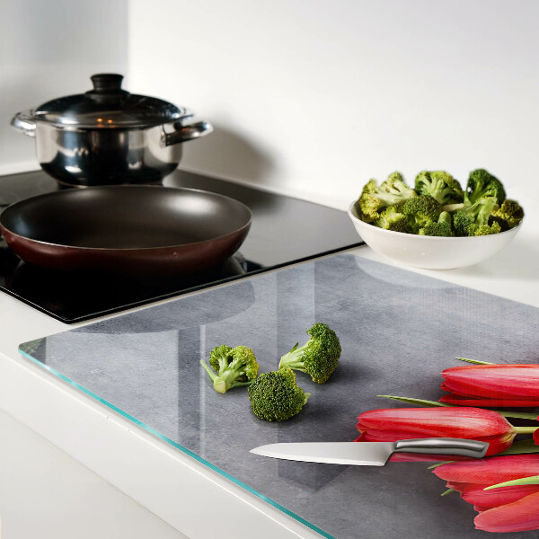 Tabla para cortar Tulipanes sobre un fondo gris