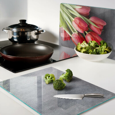 Tabla para cortar Tulipanes sobre un fondo gris