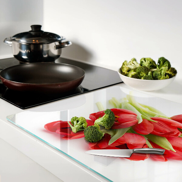 Tabla de cortar de cristal Tulipanes rojos sobre fondo blanco