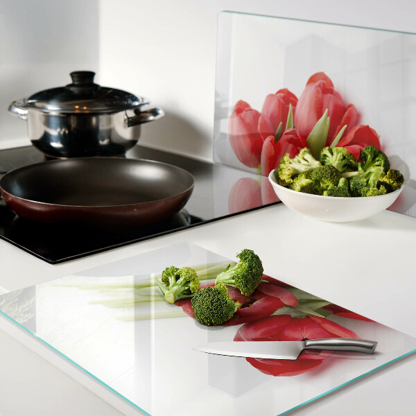 Tabla de cortar de cristal Tulipanes rojos sobre fondo blanco