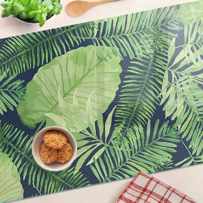 Tabla de cocina Hojas tropicales sobre un fondo oscuro.