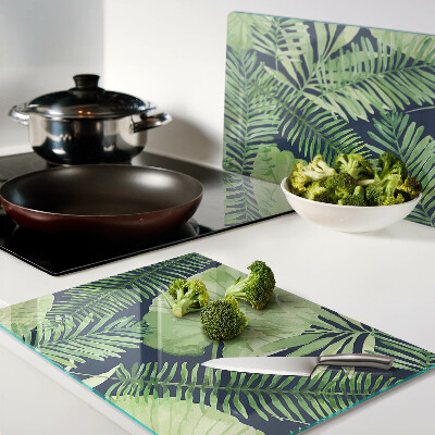 Tabla de cocina Hojas tropicales sobre un fondo oscuro.