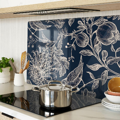 Tabla de cortar Flores y pájaros sobre un fondo oscuro.