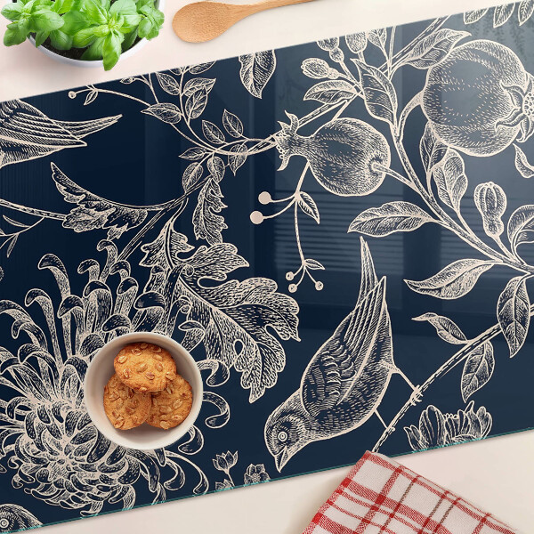 Tabla de cortar Flores y pájaros sobre un fondo oscuro.