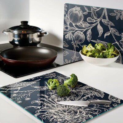 Tabla de cortar Flores y pájaros sobre un fondo oscuro.